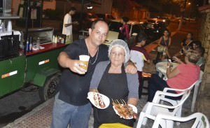 Alex e Sebastiana possuem uma clientela fiel e chegam a vender, em tempos de crise, 150 espetinhos por dia. Foto: Ana Paula Bonelli