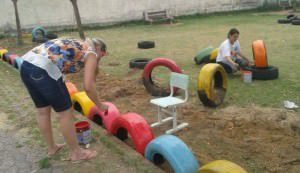 As professoras se uniram para pintar os pneus e deixar o pátio da escola mais colorido. Foto: Divulgação