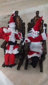 Da artista Agda Matos, o Papai Noel e a Mamãe Noel saem a R$ 10 cada um. Foto: Divulgação