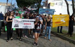 Manifestantes pedem justiça por conta da morte da gata da Mata da Praia. Foto: Rafael Lustoza