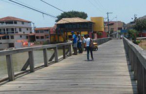 A situação é especialmente perigosa para os estudantes que usam a ponte. Foto: Divulgação / Internauta