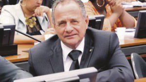 Carlos-Manato1-325x183