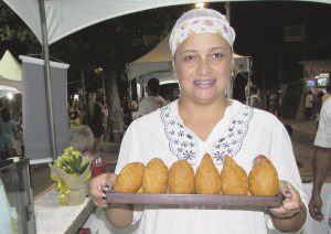 RENATA com o bolinho de fruta pão que faz o maior sucesso na praia de Manguinhos