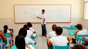 Profissional atuando em sala de aula da rede municipal. Foto: Divulgação / Prefeitura da Serra