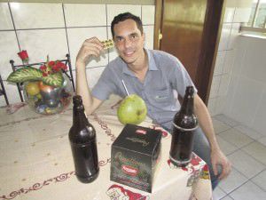 Carlos 'Formiga'  capricha nos líquidos após ‘biritar’ e comer nas festividades. Foto: Fábio Barcelos