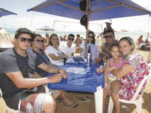 Turistas na praia de Jacaraípe: 150 mil devem vir ao município até o Carnaval. Foto: Fábio Barcelos