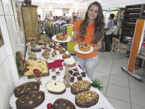 Pamela Frageri mostra as delícias preparadas sob encomenda para o Natal na padaria Pão Mania, em Laranjeiras. Foto: Fábio Barcelos