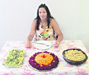 Vilma Rodrigues mostra opções de prato sem carne para a ceia de Natal. Foto: Gabriel Almeida 