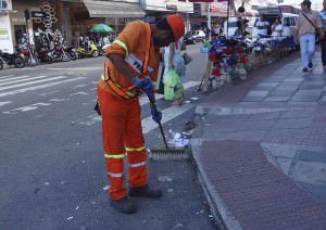 A Prefeitura garante que mesmo com as demissões não haverá prejuízo na prestação de serviço de limpeza da cidade. Foto: Arquivo TN