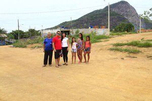Moradores tem de conviver com  lama quando chove e com poeira em tempos secos por conta da falta de pavimentação. Foto: Edson Reis