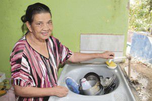 A moradora Marluce disse que o rodízio prejudica as atividades do dia-a-dia. Foto: Edson Reis