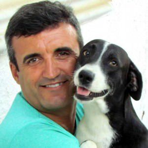 Humberto Salla com um de seus cães. Foto: Divulgação
