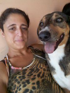Lívia com Smile, um dos cães que pertenciam a Humberto. Foto: Divulgação