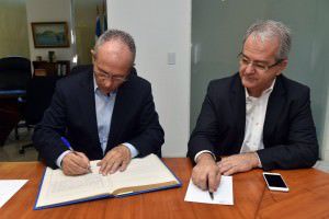 O governador Paulo Hartung passa o comando do Executivo para o vice, César Colnago. Foto: Thiago Guimarães/Secom