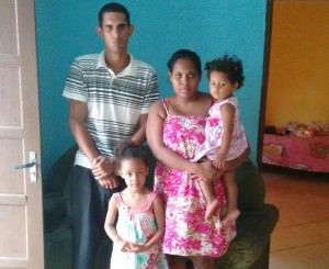 Fábio e Geane com os filhos receberam as doações na última sexta-feira (12). Foto: Divulgação