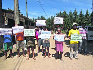 Falta tudo.  Moradores do bairro conhecido como Chapadão protestam contra a ausência de serviços públicos. Foto: Fábio Barcelos 