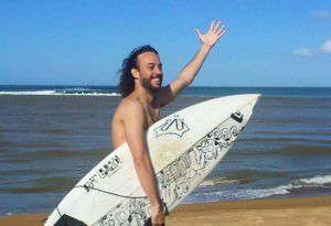 Gabriel o Pensador surfando em Regência antes da lama da Samarco atingir o Oceano. Foto: Reprodução Facebook
