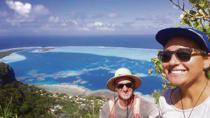 O casal curte o visual do mirante na Ilha de Bora Bora, Polinésia Francesa. Foto: Diuvlgação
