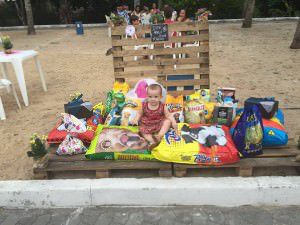 Durante a festinha quase 100 quilos de ração foram arrecadados. Foto: Reprodução Facebook