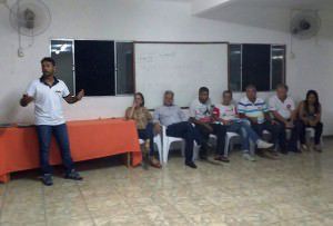 O professor Artur Costa (em pé) é um dos articuladores da aliança entre as legendas. Foto: Divulgação