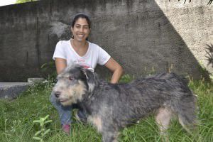 Juliana com Peludinha, uma das cadelas que se encontram no CCZ da Serra. Foto: Ana Paula Bonelli