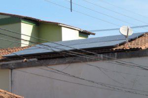 Os equipamentos da Ecomar instalados no telhado da casa de Renato: investimento de R$ 27 mil. Foto: Fábio Barcelos 