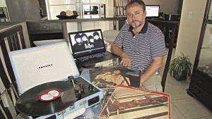 Wagner Kirmse, de Colina de Laranjeiras, é professor de informática e curte ouvir Beatles, seja no vinil ou nas mídias digitais. Foto: Fábio Barcelos