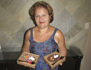 A doceira Maristela mostra a moda do momento: o ovo de Páscoa de colher. Foto: Fábio Barcelos