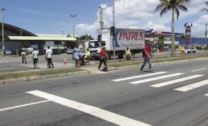 O problema acontece em frente ao ProCidadão em Portal de Jacaraípe. Nem sempre os motoristas respeitam a sinalização de trânsito. Foto: Fábio barcelos