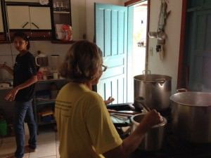 Ivone Massote preparando a sopa. Foto: Divulgação