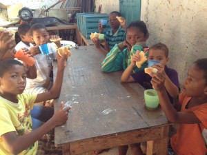 Crianças lanchando na sede da instituição. Foto: Divulgação