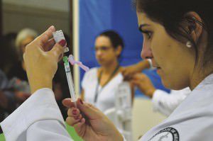 A vacinação contra a gripe H1N1 segue até o dia 20 de maio e amanhã (30) tem ‘Dia D’ para doentes crônicos. Foto: Divulgação Agência Brasil