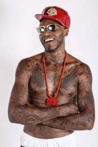 O paulista MC Nego Blue é dono dos sucessos “As minas do kit”, “Pode me chamar que elas vêm” e “Joga no fervo”. Foto: Divulgação