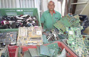 Adimilson é proprietário da Zocata Recicla e chega a arrecadar meia tonelada de lixo eletrônico por mês. Foto: Fábio Barcelos