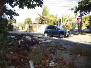 No bairro Magistrado é comum o descarte irregular de lixo. Moradores  reclamam da falta de limpeza nas ruas do residencial. Foto: Fábio Barcelos