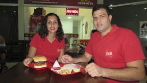 A lanchonete Mania de Lanche, em Jardim Limoeiro, oferece opções da delícia com descontos variados. Foto: Arquivo TN: Ana Clara Caldeira