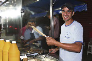 O Churrasco do Bolinha é um dos points mais famosos da comida de rua local. Foto: Joatan Alves