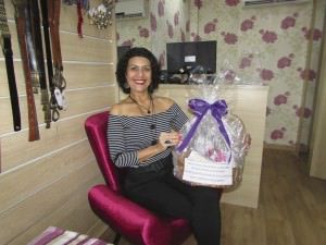 A vendedora Ana Maria Martins, da Lu Confecções e Acessórios,                  que vai sortear uma cesta com produtos de beleza para os clientes. Foto: Fábio Barcelos
