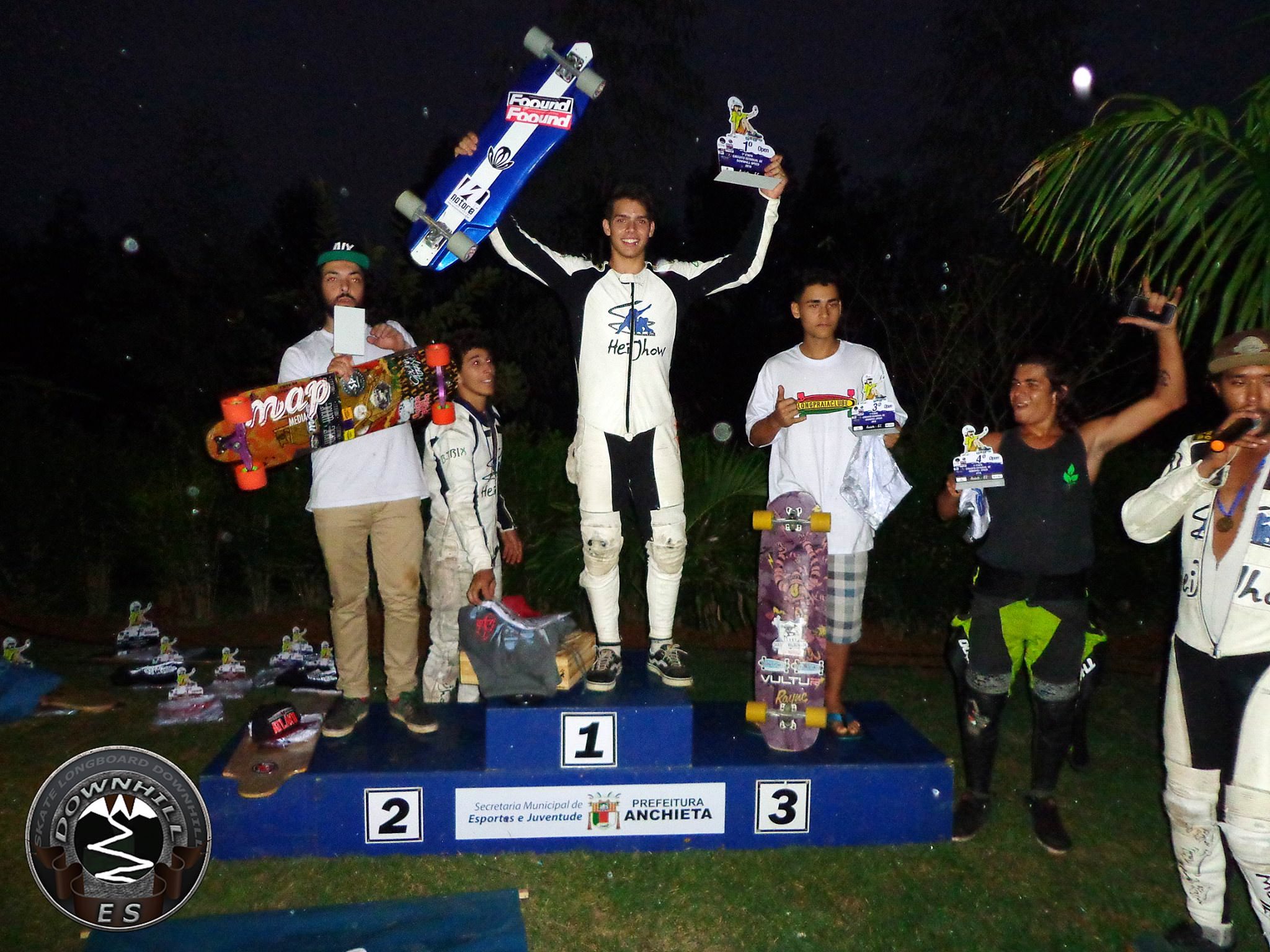 Weyder subindo no pódio para levantar o troféu de campeão. Foto: Arquivo Facebook do Atleta