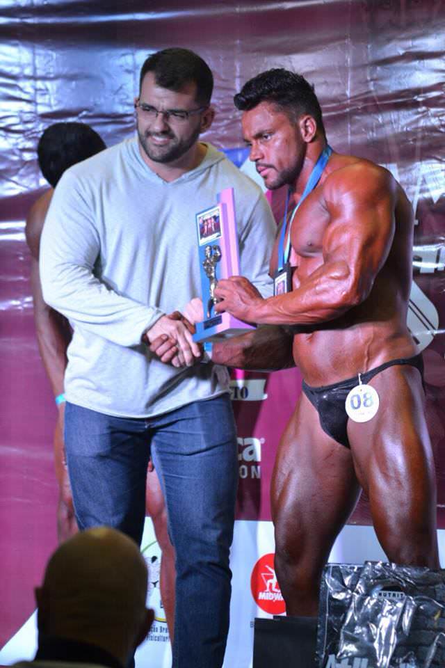 Marco recebe o troféu das mãos do seu nutricionista David Effgen. Foto: Reprodução Facebook do Atleta