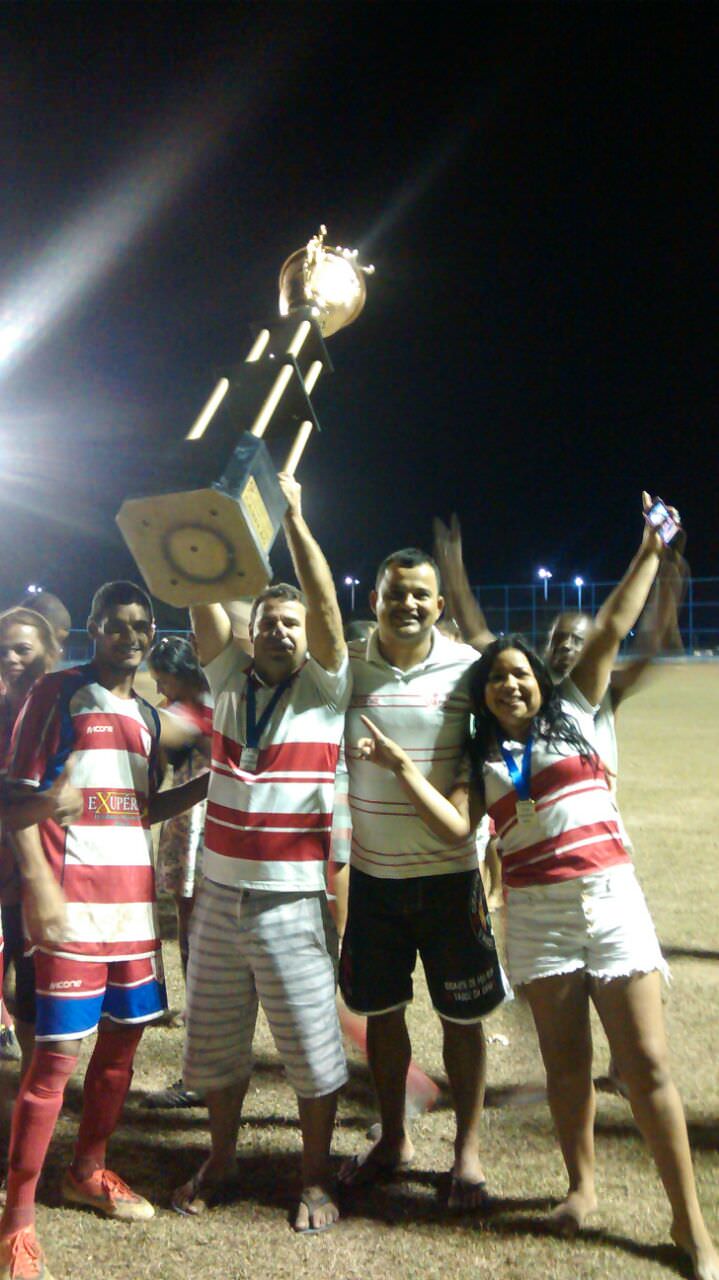 O diretor Stenio levantou a taça. Foto: Divulgação