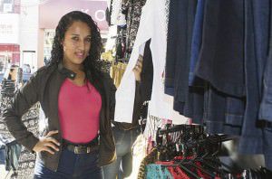 A vendedora Edilaine Rosa Prates, com as jaquetas que ‘bombam’ nas vendas  durante o inverno na loja  Brasileirão, na Avenida Central, em Laranjeiras. Foto: Joatan Alves