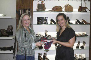 A cliente Romilda  Jadjeschi com a vendedora Ana Paula da loja Caximmi, em Laranjeiras: calçados estão entre os presentes mais procurados na data. Foto: Joatan Alves