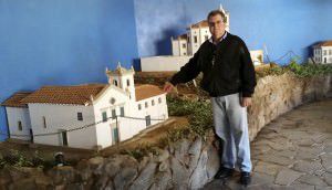 Carlos Vilhena mostra a miniatura da secular igreja de Nova Almeida. Foto: Divulgação