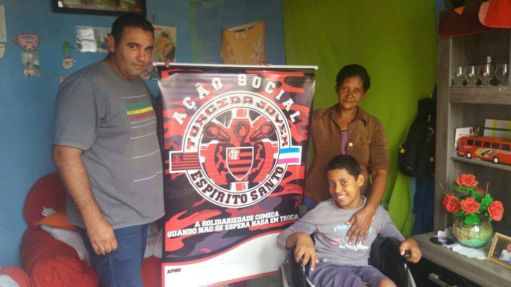 O garoto Messias já sentando em sua cadeira nova. Foto: Divulgação