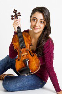 A violinista Gabriela Queiroz assume a direção musical do concerto. Foto: Divulgação