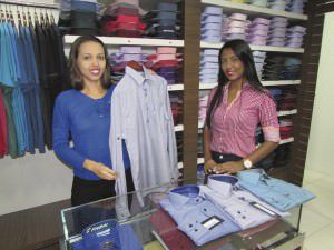 As vendedoras e xarás Thyara Nunes e Tiara Berger esperam vender mais roupas masculinas na data. Foto: Fábio Barcelos