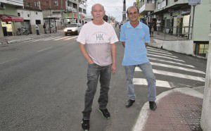 O comerciante Eldecir José e o líder comunitário Sebastião Pinheiro: bairro virou polo de comércio e serviços. Foto: Fábio Barcelos