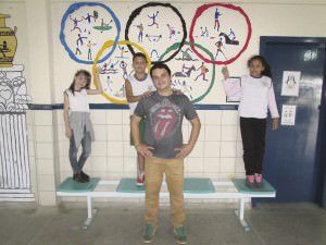 O professor de artes Ademir, aproveitou o embalo olímpico para ensinar novidades e fazer trabalhos com a garotada. Foto: Fábio Barcelos