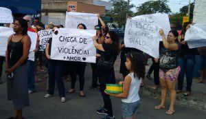 Pais de alunos e funcionários fizeram uma caminhada no bairro pedindo o fim da violência. Foto: Divulgação